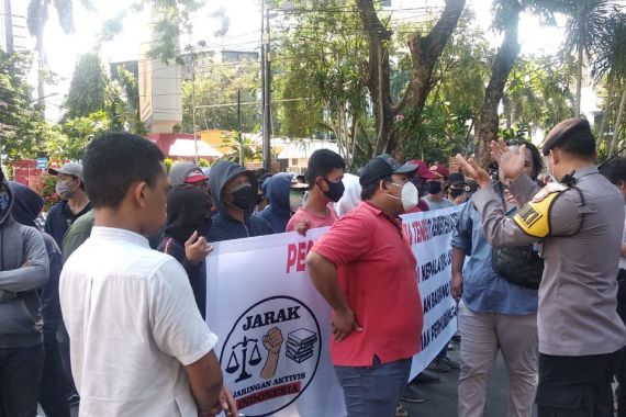 Gagal Bertemu Pejabat Kemenhub, Demonstran Lempar Telur Busuk - JPNN.COM