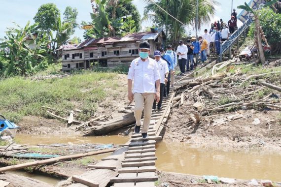 Blusukan ke Desa Simo Barut, Ben Bahat Akrab dengan Warga - JPNN.COM