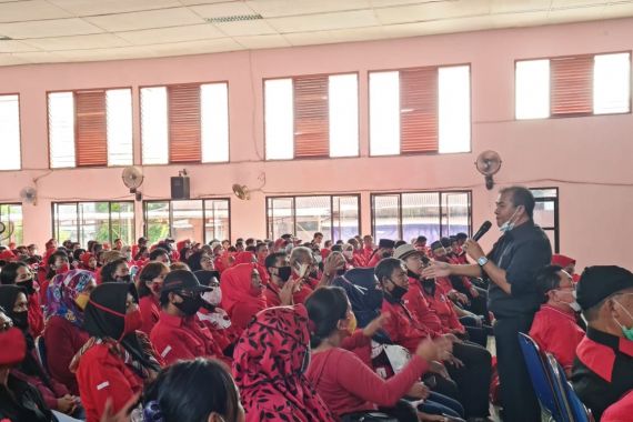 Pimpin Pembekalan Pilkada, Sukur Nababan Sampaikan Instruksi Bu Mega untuk Kader PDIP Depok - JPNN.COM
