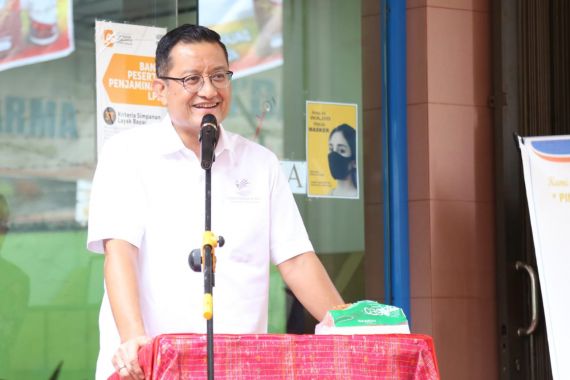 Pulang Kampung ke Simalungun, Menteri Juliari Salurkan Bansos Senilai Rp 1,3 Miliar - JPNN.COM