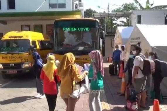 26 Pasien Positif Covid-19 di Jaktim Dirujuk ke Wisma Atlet Naik Bus Sekolah - JPNN.COM