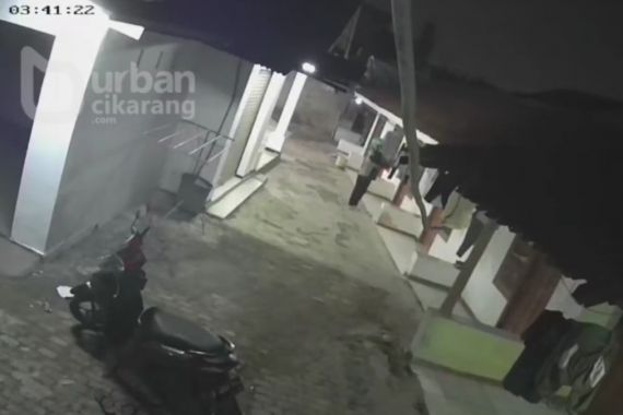 Silakan Amati Kelakuan Pria yang Tertangkap CCTV Ini, Viral - JPNN.COM