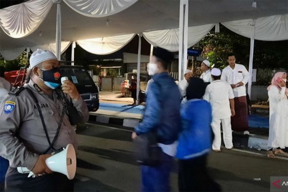 Seorang Polisi dengan Toa di Tangan Beri Peringatan di Sekitar Rumah Habib Rizieq - JPNN.COM