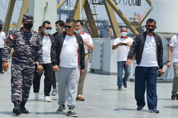 Ada Tugas Kelompok dari Unhan, Hasto Kristiyanto Cs Langsung Naik Kapal Perang - JPNN.COM