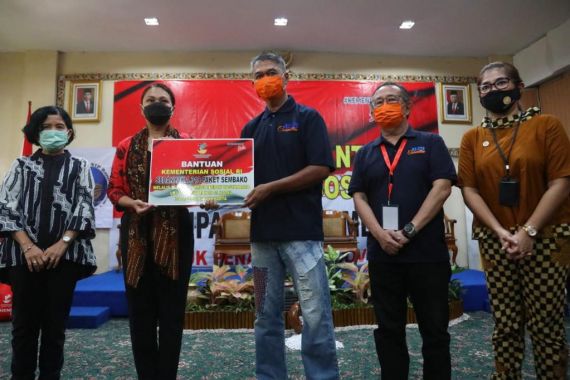 Penasihat DWP Kemensos RI Salurkan 1.318 Paket Bansos di 41 Hotel Yogyakarta - JPNN.COM