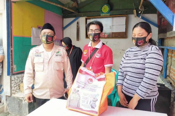 Tama Kangen Band dan Gus Toni Terharu Bantu Warga Terdampak Pandemi - JPNN.COM
