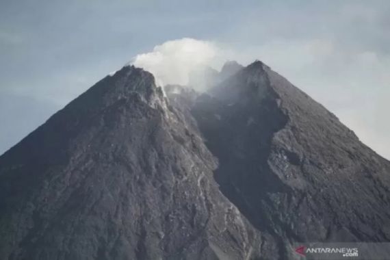 Guguran Lava Gunung Merapi Meluncur ke Arah Kali Krasak - JPNN.COM
