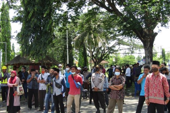 Ratusan Jemaah Geruduk Polres, Sempat Ada Kericuhan - JPNN.COM