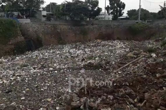 Lautan Sampah Menumpuk di Kali Jambe Bekasi, Lihat nih Fotonya - JPNN.COM