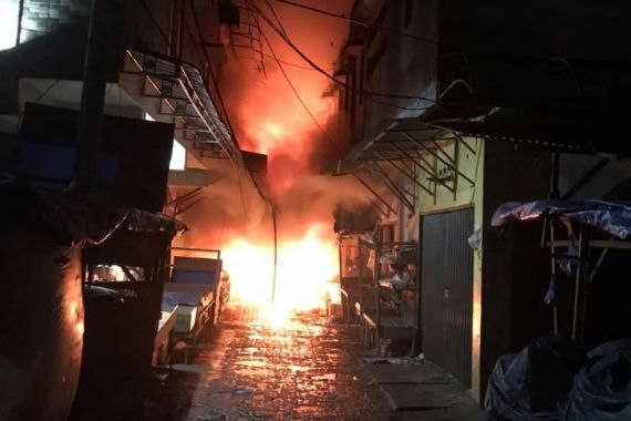 Pasar Berastagi Terbakar, 500 Lebih Kios Hangus - JPNN.COM