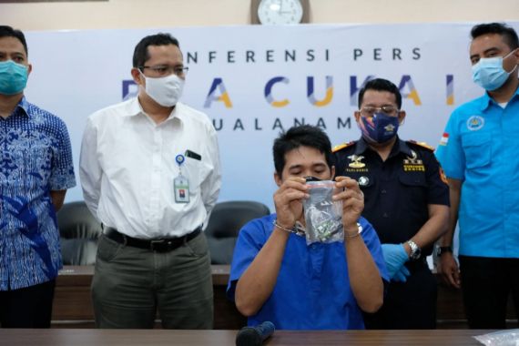 Lagi, Bea Cukai Kualanamu Gagalkan Penyelundupan Paket Ganja Cair - JPNN.COM