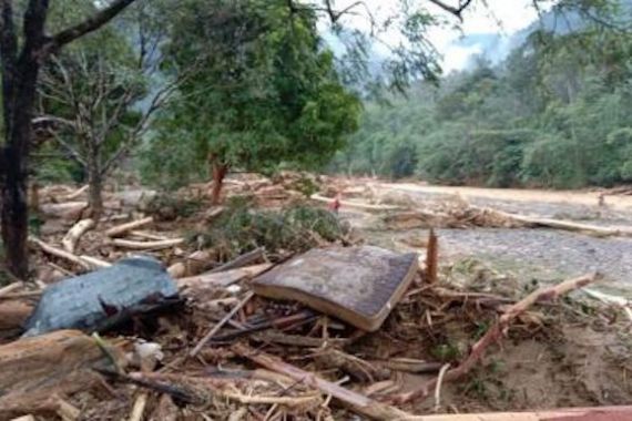 Banjir Bandang Menerjang Landak River Bahorok, Belasan Warung dan Hewan Ternak Hanyut - JPNN.COM