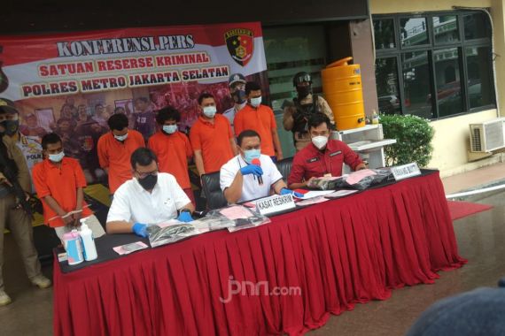 Mengaku Polisi Tetapi Malah Memeras, AD dkk Sudah Ditangkap, Nih Tampangnya - JPNN.COM