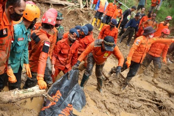 Satu Keluarga Tewas Tertimbun Longsor di Banyumas - JPNN.COM