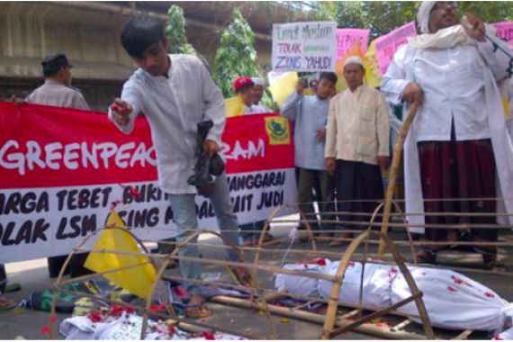 Tolak LSM Asing, Habib Salat Jenazah di Depan Kantor Greenpeace - JPNN.COM