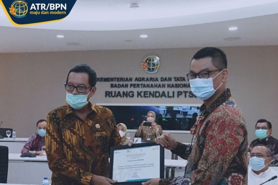 Terima Penghargaan dari PT PLN, Sekjen Apresiasi Kerja Keras Kanwil BPN - JPNN.COM