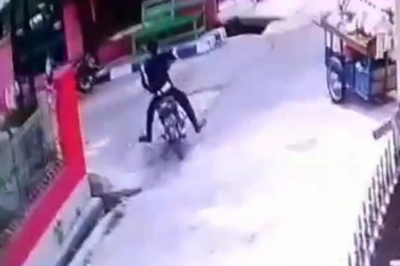 Dua Penjambret Ini Kebangetan, Aksinya Terekam CCTV, Kasihan Bu Sugiyem - JPNN.COM