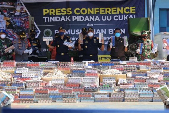 Lagi, Bea Cukai Musnahkan Belasa Juta Batang Rokok Ilegal - JPNN.COM