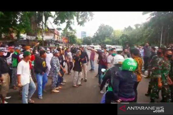 FPI Adang Prajurit TNI-Polri Saat Copot Baliho Rizieq Shihab, Tegang - JPNN.COM