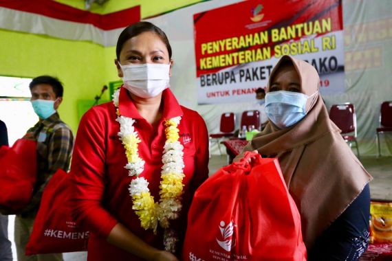 Kemensos RI Salurkan Sembako Rp 900 Juta di Lampung - JPNN.COM