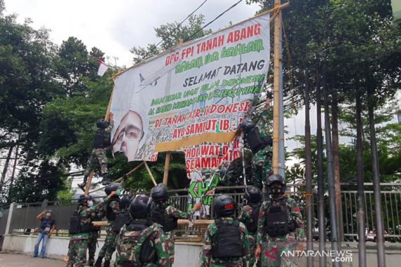 Pasukan TNI Bergerak Bersama 4 Panser Anoa ke Petamburan, Mencopot Baliho Habib Rizieq - JPNN.COM