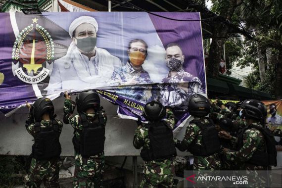 TNI Turun Tangan, Beberapa Baliho Habib Rizieq Diturunkan Sendiri oleh FPI - JPNN.COM