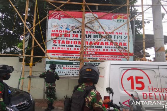 Pasukan TNI Mencopot Baliho Habib Rizieq, Laskar FPI Keluar dari Markasnya, Tegang - JPNN.COM
