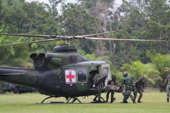 Detik-detik Helikopter TNI AD Evakuasi Korban di Medan Tempur - JPNN.COM