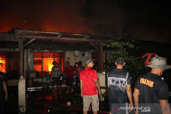 Kebakaran Besar Terjadi di Asrama Brimob Sumut - JPNN.COM