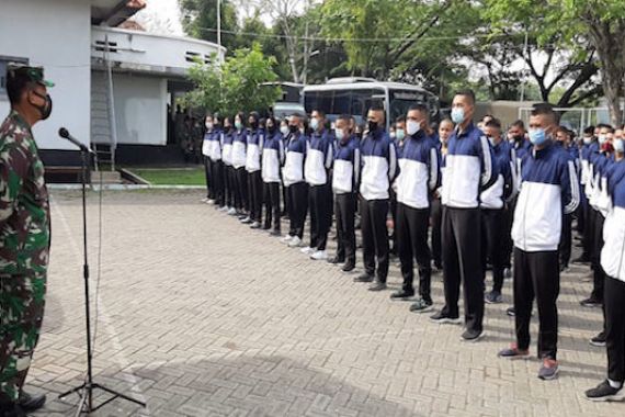 Dikawal Polisi Militer, 270 Calon Bintara TNI AL Diberangkatkan dari Surabaya Menuju Malang, Ada Apa? - JPNN.COM