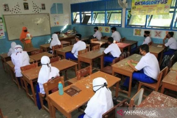 Sekolah di Karawang Siap Menjalani KBM Tatap Muka - JPNN.COM