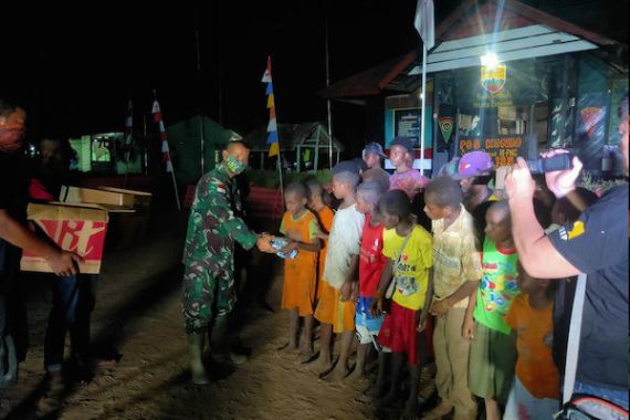 Gandeng MJC, Satgas Yonif 125 Bagikan Bingkisan Untuk Anak-Anak Kampung Kondo - JPNN.COM