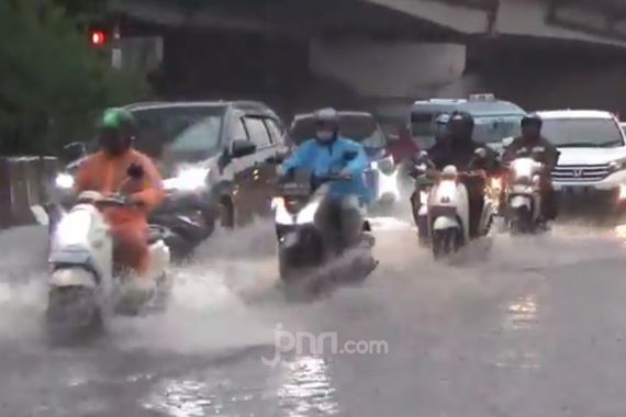 Hujan Deras Guyur Jakarta, 16 RT dan 7 Jalan Banjir - JPNN.COM