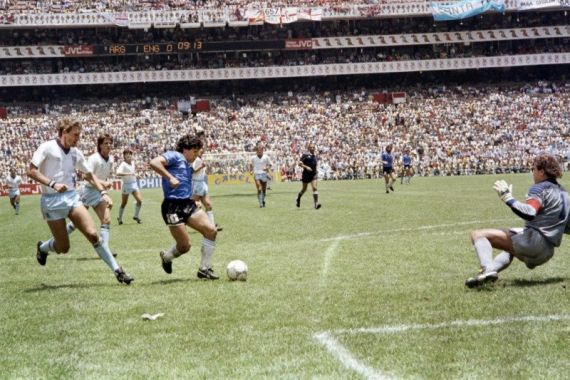 Kontroversi 'Tangan Tuhan' Maradona, Dibicarakan Sepanjang Masa - JPNN.COM