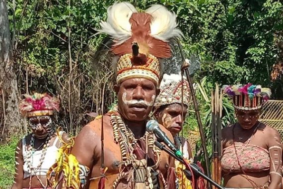 Kepala Suku di Papua Gelar Upacara Bakar Batu, Panglima TNI Turut Membantu 59 Ekor Babi - JPNN.COM