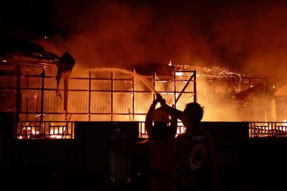 Kebakaran Menghanguskan Sekolah dan Rumah - JPNN.COM
