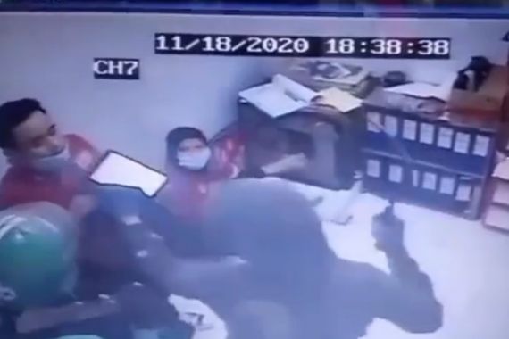 Menegangkan, Perampok Bersenjata Tajam Masuk Minimarket Bekasi, Pelaku Pakai Atribut Ojol - JPNN.COM