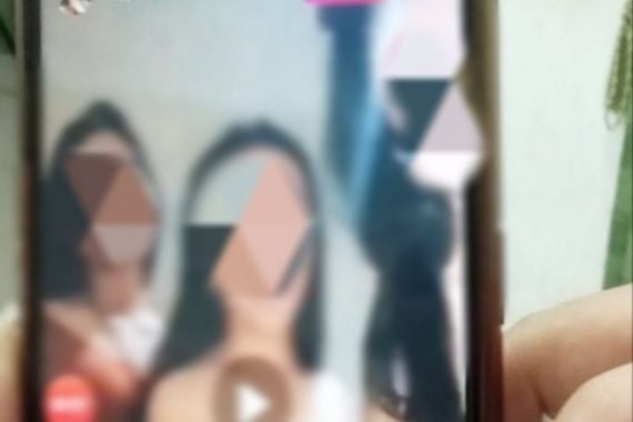 Video Call Wanita Berbuat Tak Senonoh Pakai Terong, Viral di Medsos, Pemerannya Ternyata - JPNN.COM