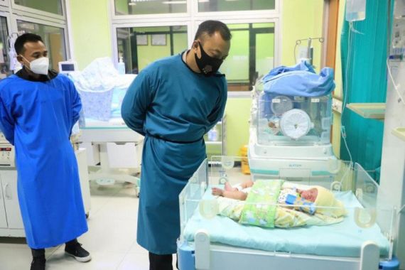 Bu Nurul Kaget Melihat Bayi Mungil di Antara Pohon Pisang, Alhamdulillah - JPNN.COM