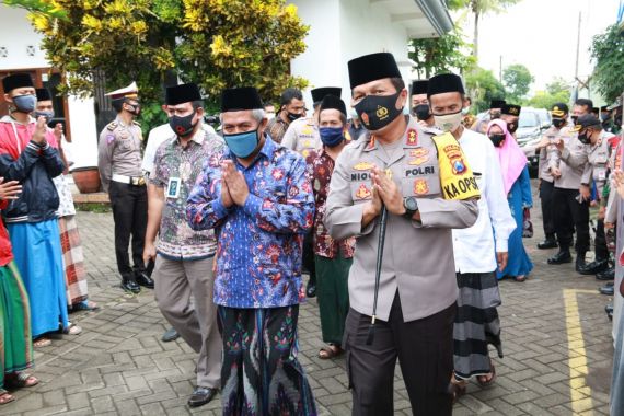 Eratkan Hubungan dengan Ulama, Kapolda Jatim Sambangi Ponpes Sabilurrosyad - JPNN.COM