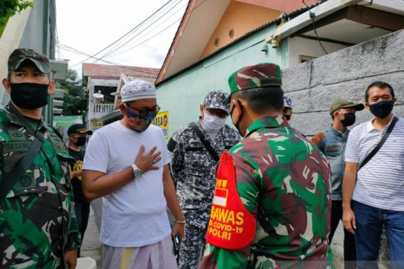 Massa FPI Berpakaian Loreng Mencoba Menghalangi, Kolonel Luqman Arief Tegas - JPNN.COM