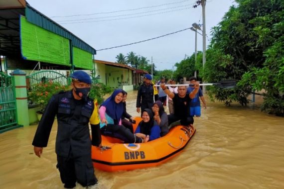 Hari Kedua, Polda Sumut Tambah Personel Brimob Membantu Warga Terdampak Banjir di Tebingtinggi - JPNN.COM