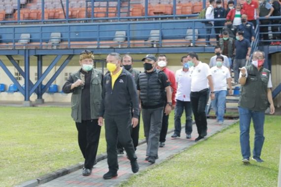 Implementasi Instruksi Presiden, Menpora Amali Tinjau Stadion Si Jalak Harupat - JPNN.COM