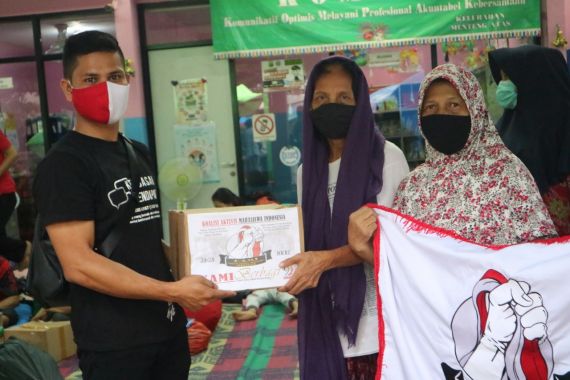 KAMI Milenial Beri Sembako untuk Korban Kebakaran di Menteng Atas Jakarta - JPNN.COM