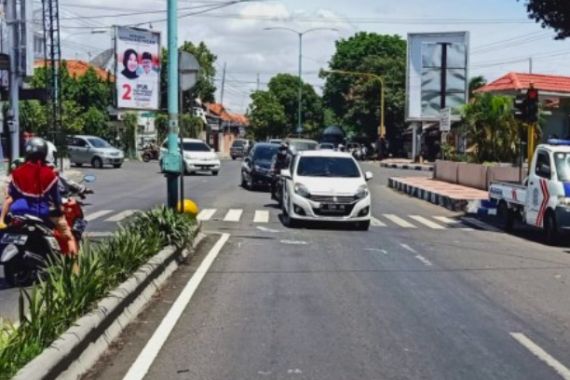 Viral, Ambulans Pembawa Pasien Covid-19 Lawan Arus di Jalan, Tabrak Polisi - JPNN.COM