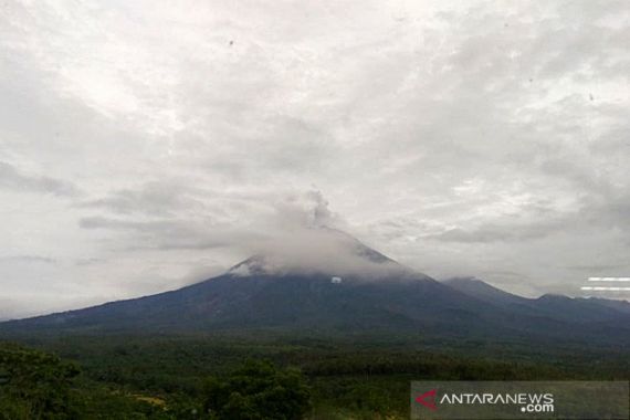 Hari Ini Gunung Semeru Masih Luncurkan Guguran Lava Pijar, Tujuh Kali Alami Letusan - JPNN.COM