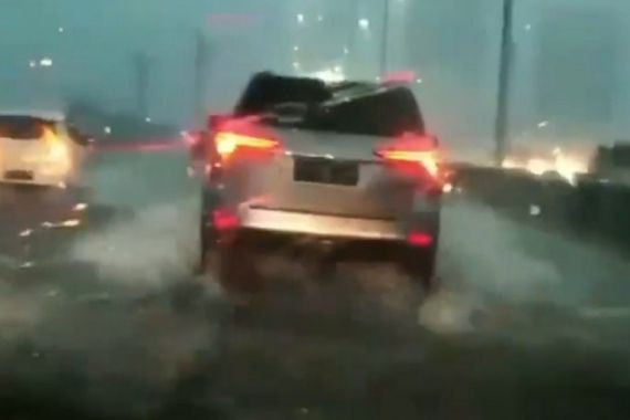 Cara Aman Mengendarai Mobil saat Hujan, Jangan Nyalakan Lampu Hazard! - JPNN.COM