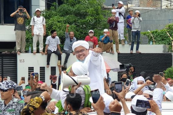 Banyak Kejanggalan yang Disangkakan kepada Habib Rizieq, Bandingkan dengan Putra & Menantu Jokowi - JPNN.COM