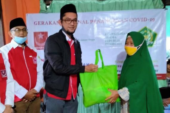 Pemuda Muslim Bagikan Ratusan Paket Sembako dan Santuni Anak Yatim - JPNN.COM