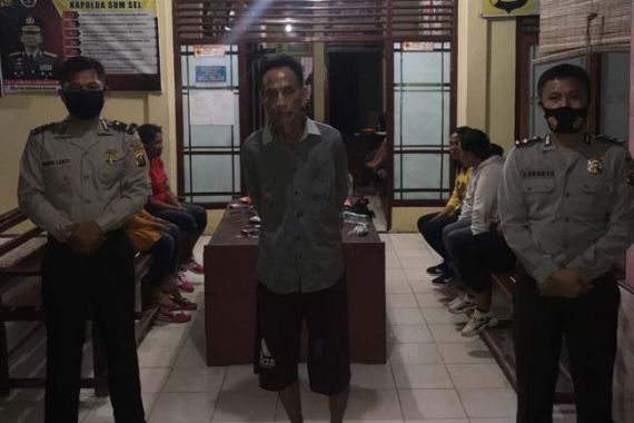 Paredi Disergap Polisi di Tengah Jalan, Oknum PNS Itu Hanya Bisa Pasrah - JPNN.COM